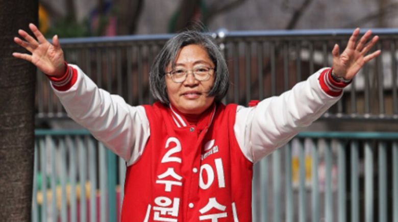 카리나가 자신의 SNS에 올렸던 사진으로 연일 화제가 되고 있다. 연합뉴스