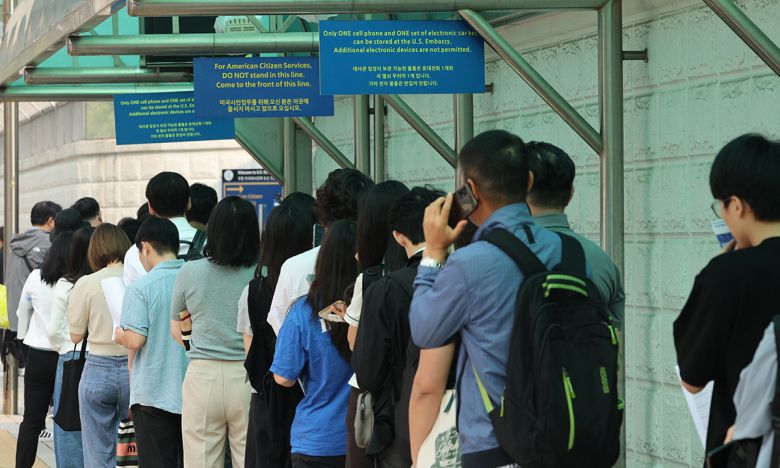 28일 서울 종로구 주한 미국대사관 앞에서 미국 비자를 발급받으려는 사람들이 줄을 서 있는 모습. 연합뉴스
