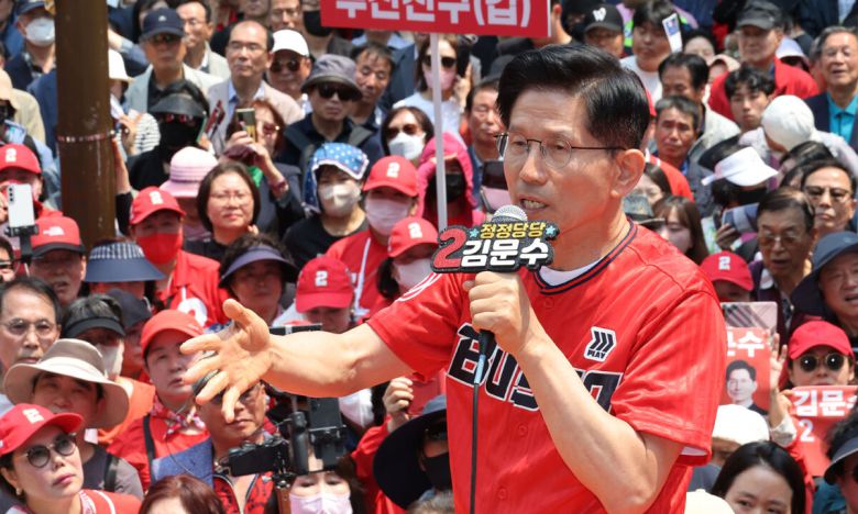 김문수 국민의힘 대통령 후보가 28일 오후 부산 부산진구 서면 집중유세에서 시민들에게 지지를 호소하고 있다. 뉴스1