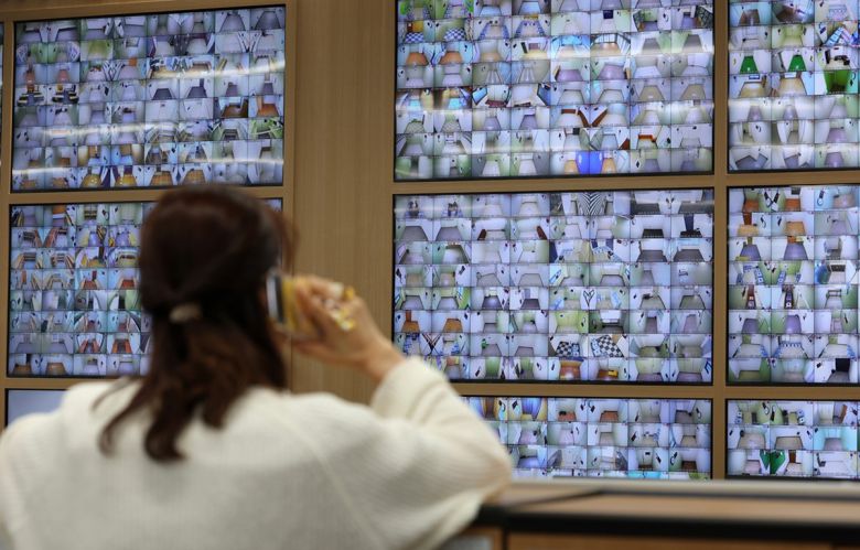 제21대 대통령선거를 11일 앞둔 23일 경기 과천시 중앙선거관리위원회 선거종합상황실에 관내사전투표함과 우편투표함 보관장소가 CCTV를 통해 보이고 있다. 뉴시스