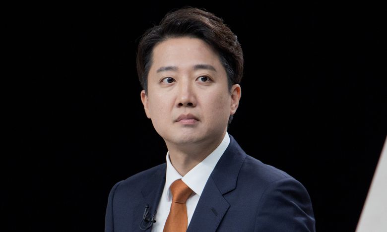 이준석 개혁신당 대선후보가 지난 27일 서울 마포구 상암동 MBC 스튜디오에서 열린 중앙선거방송토론위원회 주관 제21대 대통령선거 3차 후보자토론회 준비를 하고 있다. 뉴시스