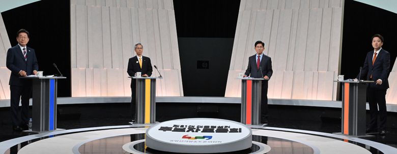 더불어민주당 이재명(왼쪽부터), 민주노동당 권영국 , 국민의힘 김문수, 개혁신당 이준석 대선 후보가 27일 오후 서울 마포구 상암동 MBC 스튜디오에서 열린 제21대 대통령선거 정치분야 TV토론회에 참석해 토론 준비를 하고 있다. 국회사진기자단