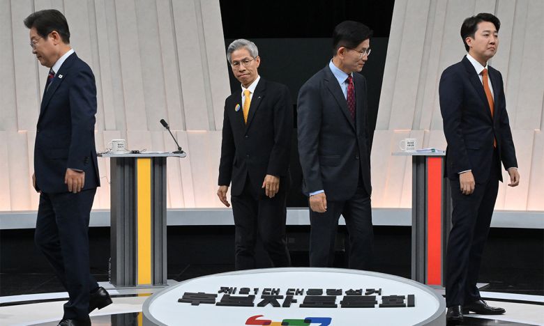 이재명 더불어민주당 대통령 후보(왼쪽부터), 권영국 민주노동당 대통령 후보, 김문수 국민의힘 대통령 후보, 이준석 개혁신당 대통령 후보가 27일 서울 마포구 상암동 MBC 스튜디오에서 진행된 정치 분야 TV토론회에 참석해 포즈를 취한 후 자리로 돌아가고 있다. 뉴스1