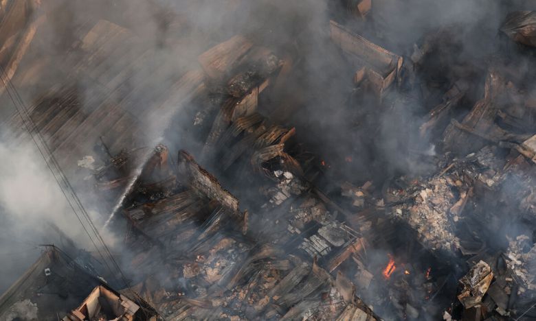 28일 오후 서울 중구 을지로 세운상가 인근 재개발 예정지구에서 화재가 발생해 소방대원들이 화재를 진압하고 있다. 뉴스1