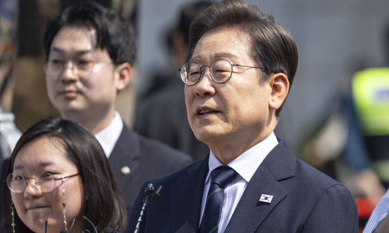 이재명 더불어민주당 대선후보가 제21대 대통령 선거 사전투표 첫날인 29일 오전 서울 서대문구 신촌동 주민센터 투표소에서 청년들과 함께 사전투표를 마치고 취재진의 질문에 답변하고 있다. 공동취재