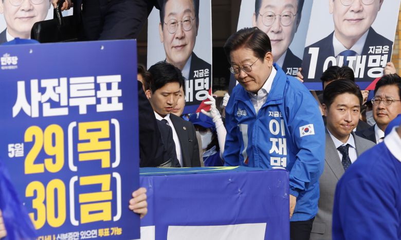 이재명 더불어민주당 대통령 후보가 제21대 대통령선거 사전투표 첫날인 29일 오후 서울 서초구 고속버스터미널광장에서 열린 유세에 참석하고 있다. 뉴스1