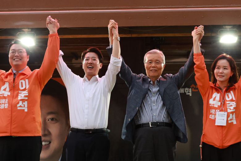 김종인 전 국민의힘 비상대책위원장이 28일 서울 강남구 코엑스 동문에서 열린 개혁신당 이준석 후보의 집중유세 현장을 찾아 이 후보와 함께 두 팔을 들어올리고 있다. 연합뉴스