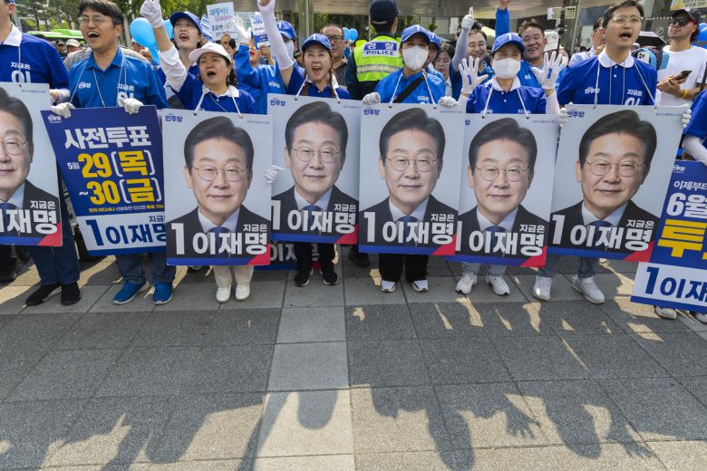 29일 서울 송파구 잠실종합운동장 광장에서 열린 더불어민주당 이재명 대선 후보의 강동구·송파구 집중 유세에서 민주당 선거운동원들이 구호를 외치고 있다.   연합뉴스