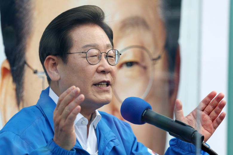 더불어민주당 이재명 대선 후보가 29일 서울 송파구 잠실종합운동장 광장에서 열린 강동구·송파구 집중 유세에서 지지를 호소하고 있다.   공동취재