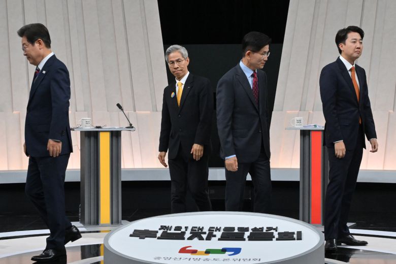 27일 오후 서울 마포구 상암동 MBC 스튜디오에서 열린 중앙선거방송토론위원회 주관 제21대 대통령선거 3차 후보자토론회 시작에 앞서 각 정당 대선후보들이 기념촬영을 마친 뒤 자리로 돌아가고 있다. 왼쪽부터 이재명 더불어민주당, 권영국 민주노동당, 김문수 국민의힘, 이준석 개혁신당 대선후보. 국회사진기자단