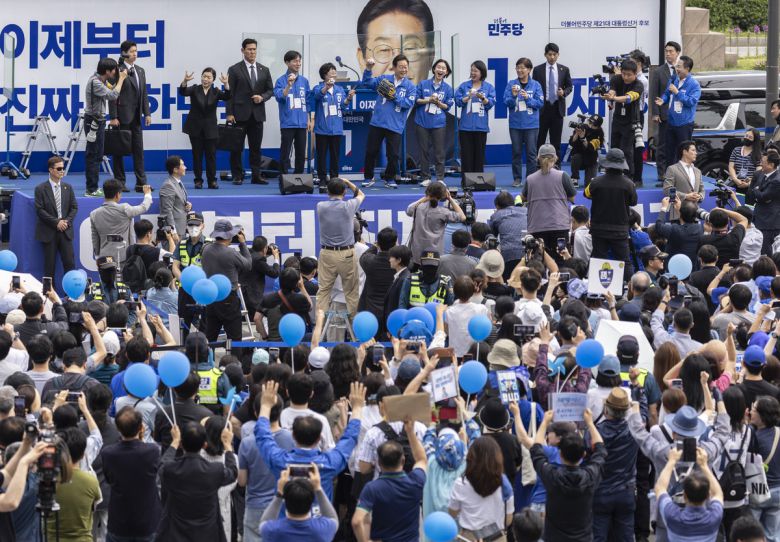 이재명 더불어민주당 대통령 후보가 제21대 대통령선거 사전투표 첫날인 29일 오후 서울 송파구 잠실야구장 앞 광장에서 열린 유세에서 글로브를 착용한 채 야구공을 던지는 모습을 취하고 있다. 공동취재