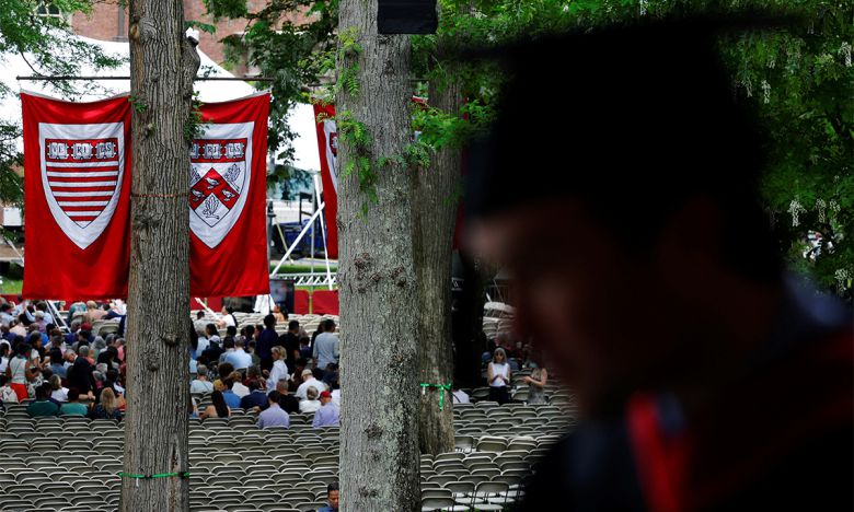 28일(현지시간) 미국 하버드대 졸업식 행사에 참석한 학생과 가족들. 로이터연합뉴스