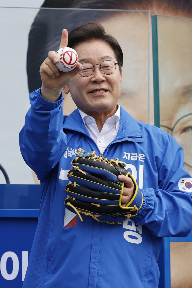 더불어민주당 이재명 대선후보가 29일 서울 송파구 잠실종합운동장 광장에서 열린 강동구·송파구 집중유세에서 야구공을 들어보이고 있다. 공동취재