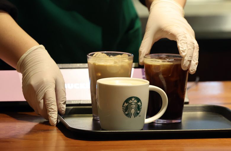 서울 시내 한 스타벅스 매장에서 직원이 커피 음료를 고객에 제공하고 있다. 뉴스1
