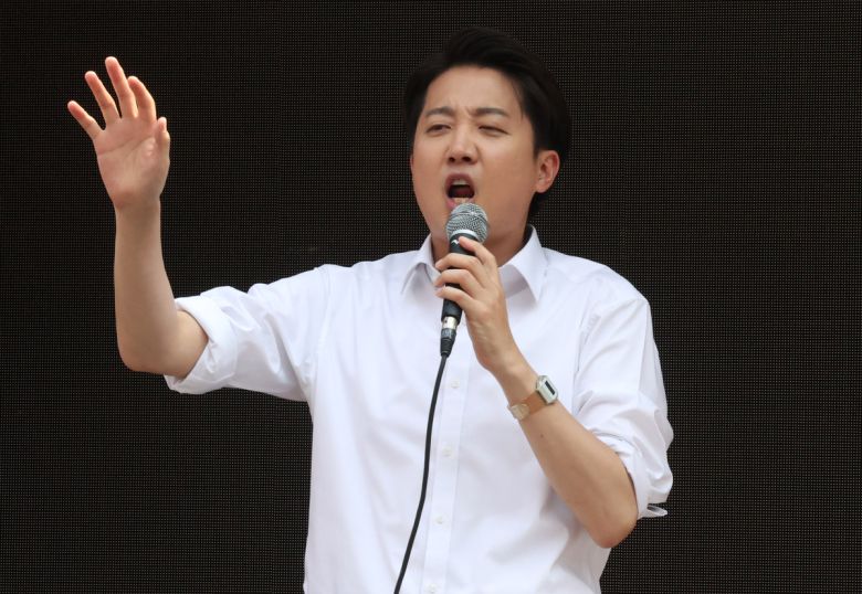 이준석 개혁신당 대선후보가 30일 오후 서울 동작구 중앙대학교 후문에서 열린 유세에서 지지를 호소하고 있다.   뉴시스