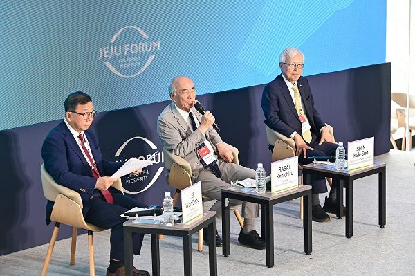 제20회 제주포럼에서 한일 국교정상화 60주년의 의미와 미래협력방향을 논의하는 패널들 (왼쪽부터 이원덕 국민대 교수, 사사에 겐이치로 일본국제문제연구소 소장, 신각수 전 외교부 차관)