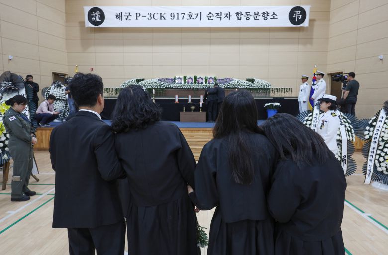 30일 경북 포항시 남구 해군 항공사령부 체육관에 마련된 '해군 P-3CK 917호기 순직자 합동분향소'에서 순직 해군 유족들이 오열하고 있다. 연합뉴스