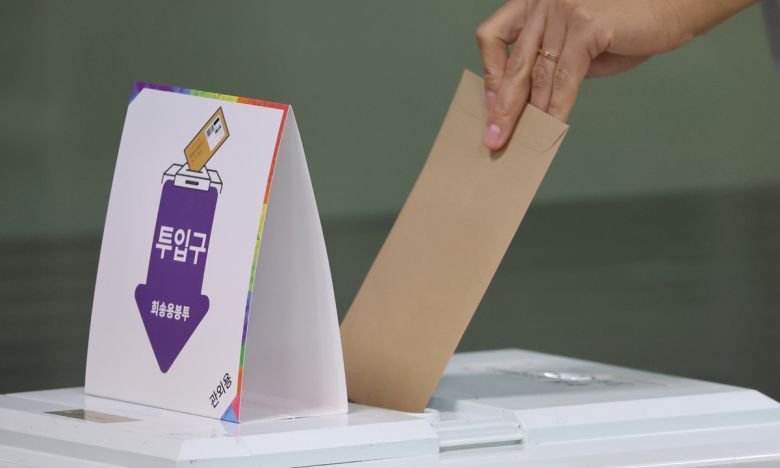 제21대 대통령 선거 사전투표 둘째 날인 30일 유권자들이 소중한 한표를 행사는 모습. 부산=연합뉴스