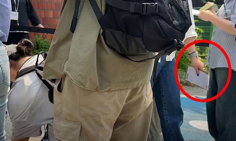 29일 오전 서울 서대문구 신촌동 주민센터 사전투표소에서 포착된 투표용지 추정(빨간원) 물체 모습. 유튜브 ‘애국청년 박준영’ 캡처