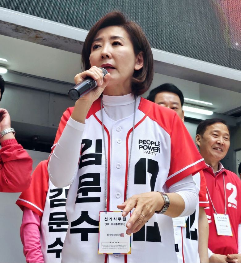 나경원 국민의힘 중앙선거대책위원회 공동선대위원장이 25일 오후 대구 동성로에서 열린 김문수 후보 집중 유세에서 발언하고 있다. 대구=뉴스1