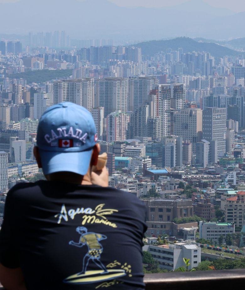 서울 아파트값이 16주 연속 상승세를 이어갔다. 한국부동산원의 5월 셋째 주 전국 주간 아파트가격 동향 조사 결과에 따르면 서울은 0.13% 올라 16주째 상승했다. 상승폭은 일주일 새 0.10%에서 0.13%로 올라갔다. 사진은 25일 서울 남산에서 바라본 서울시내 아파트단지 모습. 뉴스1