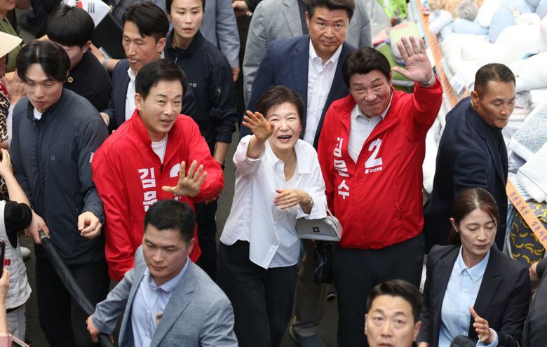 박근혜 전 대통령이 31일 대구 중구 서문시장에서 국민의힘 김문수 대선 후보 지원 유세를 하고 있다. 뉴시스