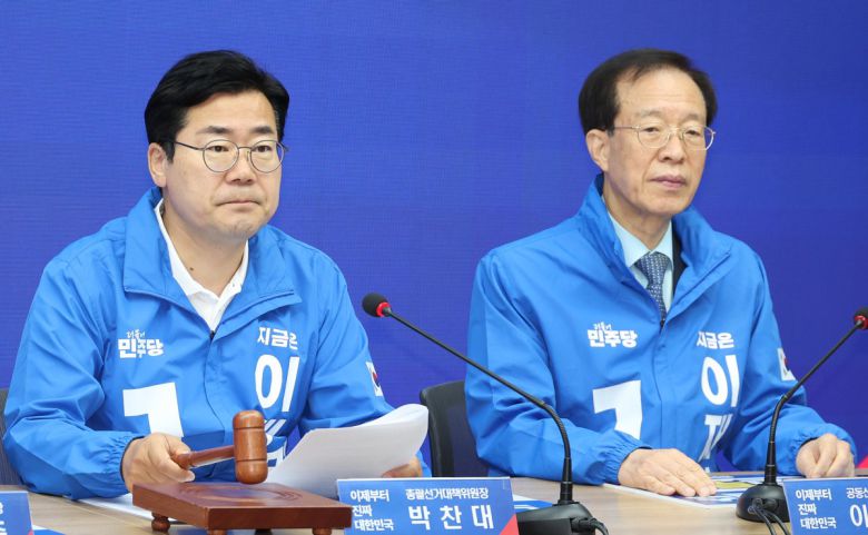 박찬대 더불어민주당 상임총괄선거대책위원장이 30일 오전 서울 여의도 중앙당사에서 열린 중앙선거대책위원회의에서 의사봉을 두드리고 있다. 뉴시스