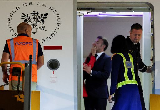 지난 25일 프랑스 대통령 부부의 베트남 방문을 위해 하노이 공항에 도착한 전용기 탑승구 문이 열린 직후 포착된 장면. 빨간 옷을 입은 브리지트 마크롱 여사가 손으로 남편 에마뉘엘 마크롱 프랑스 대통령의 얼굴을 강하게 밀쳐내는 모습이 뚜렷이 보인다. 로이터연합뉴스