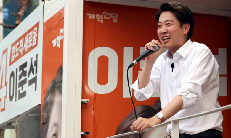 이준석 개혁신당 대선후보가 30일 오후 서울 서대문구 신촌 유플렉스 앞에서 유세를 하고 있다. 뉴시스