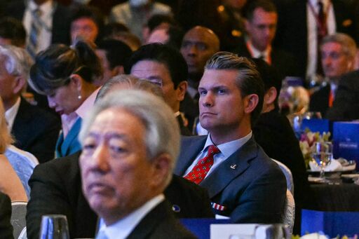 피트 헤그세스 미국 국방부 장관(붉은 넥타이 맨 남성)이 30일 샹그릴라 대화 개회식에 참석해 청중석에 앉아 에마뉘엘 마크롱 프랑스 대통령의 연설을 듣고 있다. 둥쥔(董軍) 중국 국방부장의 불참으로 샹그릴라 대화를 계기로 한 미·중 국방장관 양자회담은 성사되지 않았다. AFP연합뉴스