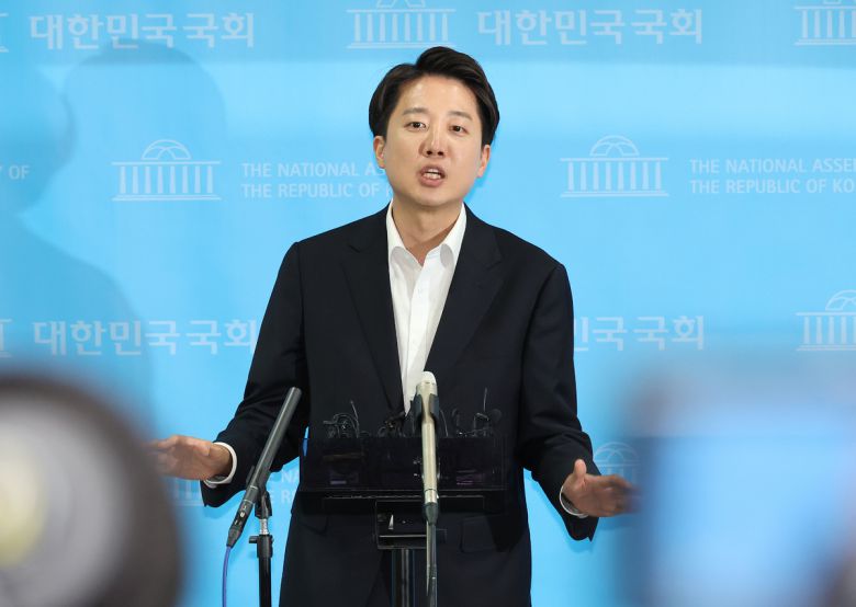 개혁신당 이준석 대선 후보가 30일 서울 여의도 국회 소통관에서 열린 기자회견에서 더불어민주당 등이 발의한 본인의 징계안과 관련한 입장을 밝힌 뒤 나와 취재진의 질문에 답변하고 있다. 연합뉴스