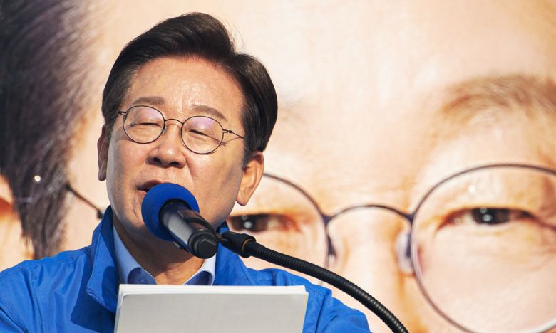 이재명 더불어민주당 대통령 후보가 30일 오후 강원 원주시 반곡동 원주행복마당에서 시민들에게 지지를 호소하고 있다. 원주=뉴스1