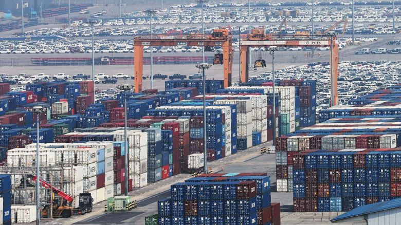 1일 경기도 평택항에 컨테이너가 쌓여 있다. 연합뉴스