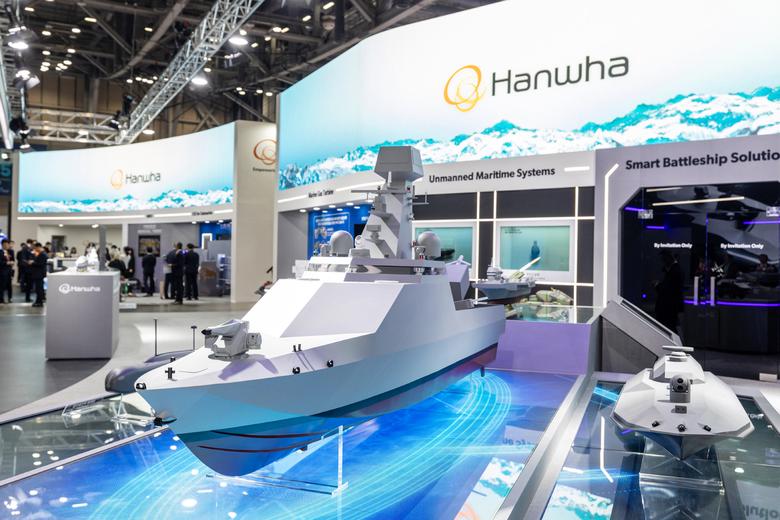 지난달 28일 부산 해운대구 벡스코 제1전시장에서 열린 2025 국제해양방위산업전(MADEX)에서 한화 부스에 전투용 무인수상정(왼쪽)과 자폭형 무인수상정 모형이 놓여있다. 한화시스템 제공