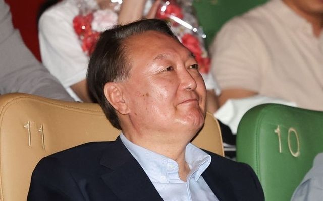 윤석열 전 대통령이 21일 오전 서울 중구 메가박스 동대문점에서 다큐멘터리 영화 ‘부정선거, 신의 작품인가’ 관람을 마친 뒤 미소짓고 있다. 뉴시스