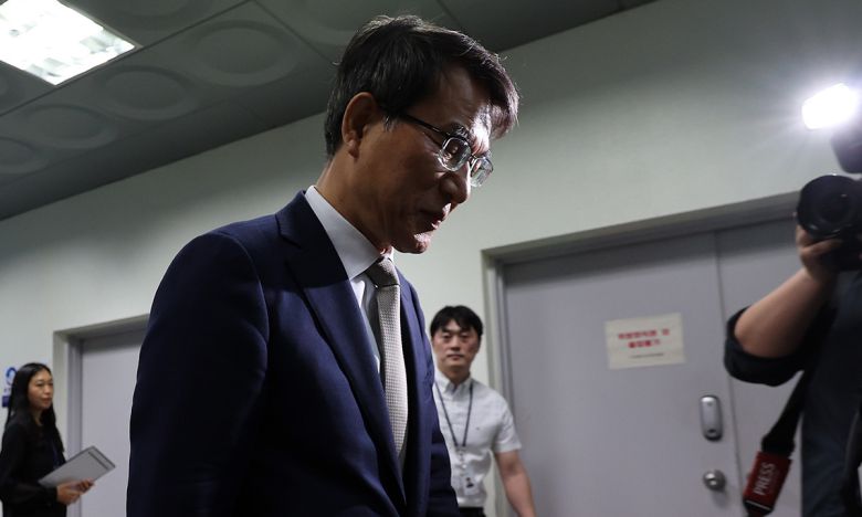 노태악 중앙선거관리위원장이 5월 31일 서울 동대문구 성동구선거관리위원회 점검에 앞서 사전투표 과정에서 일어난 관리 부실과 관련해 사과한 뒤 이동하고 있다. 뉴스1