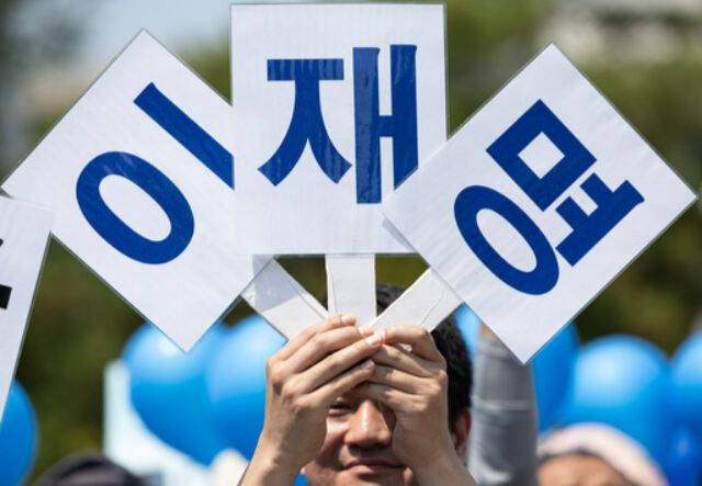 1일 경북 안동시 용부공원에서 열린 더불어민주당 이재명 대선후보 유세에서 시민들이 이 후보 연설을 들으며 응원하고 있다. 뉴스1