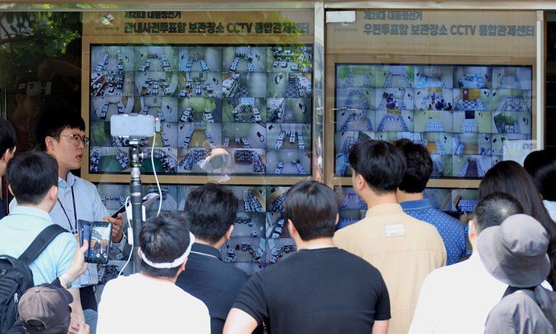 투표함 관리 설명 듣는 참관단 제21대 대통령선거 공정선거참관단이 1일 서울 종로구 서울시선거관리위원회에서 관내사전투표함과 우편투표함 보관장소 폐쇄회로(CC)TV를 확인하며 설명을 듣고 있다. 이제원 선임기자