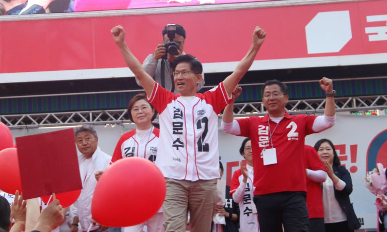 국민의힘 김문수 후보는 지난달 31일 오후 포항 중앙상가 북포항우체국 앞에서 대규모 유세를 펼치고 있다. 김정재 의원실 제공