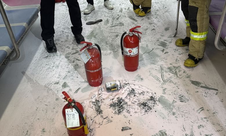 참사 막은 소화기 소방대원들이 지난달 31일 서울지하철 5호선 열차 안에서 발생한 방화로 인한 화재를 진압한 뒤 객차 내부를 살펴보고 있다. 연합뉴스