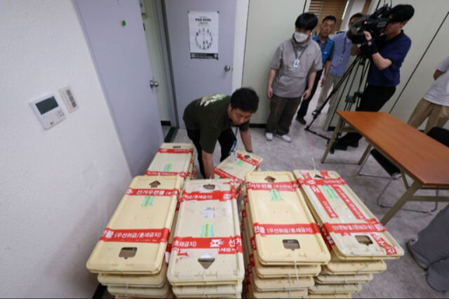 지난달 31일 서울 동대문구·성동구 선거관리위원회 합동청사 관계자들이 제21대 대선 사전투표 우편투표 수량 확인 작업을 위해 기표된 투표용지를 옮기고 있다. 뉴시스