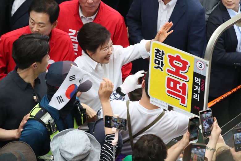 박근혜 전 대통령이 31일 대구 중구 서문시장에서 김문수 국민의힘 대선 후보 지원 유세를 하고 있다.    뉴시스