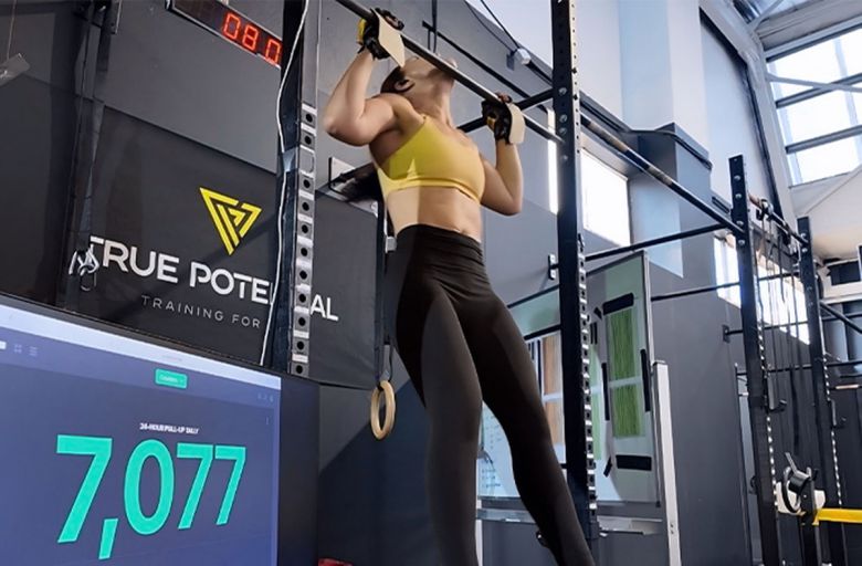 올리비아 빈슨이 24시간 턱걸이에 도전하고 있다. 빈슨은 총 7079개의 턱걸이로 기네스 신기록을 세웠다.  기네스월드레코드 사이트 캡처