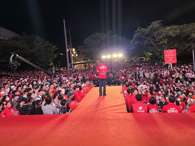국민의힘 김문수 후보는 지난달 31일 오후 경주 대릉원 돌담길 일원에서 대규모 유세를 펼치고 있다. 김석기 의원실 제공