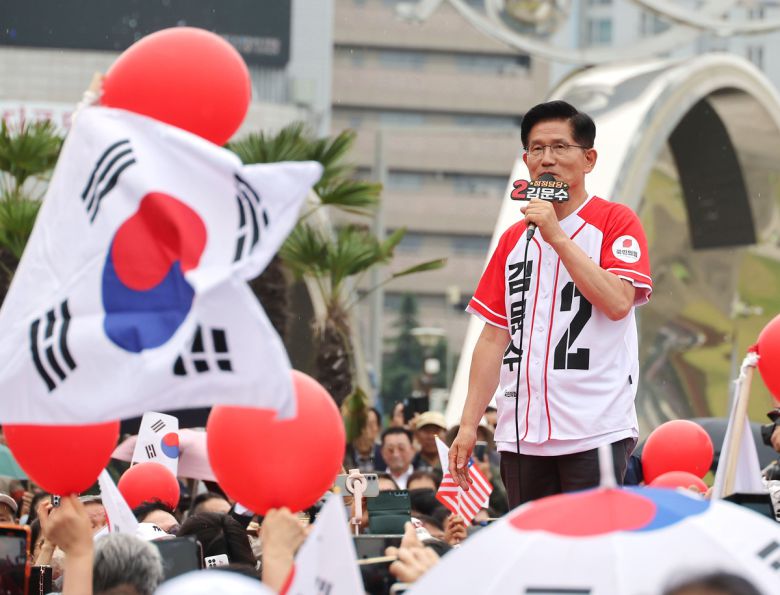 국민의힘 김문수 대선 후보가 제21대 대통령선거 선거일을 하루 앞둔 2일 동대구역 광장에서 시민들에게 지지를 호소하고 있다.   연합뉴스