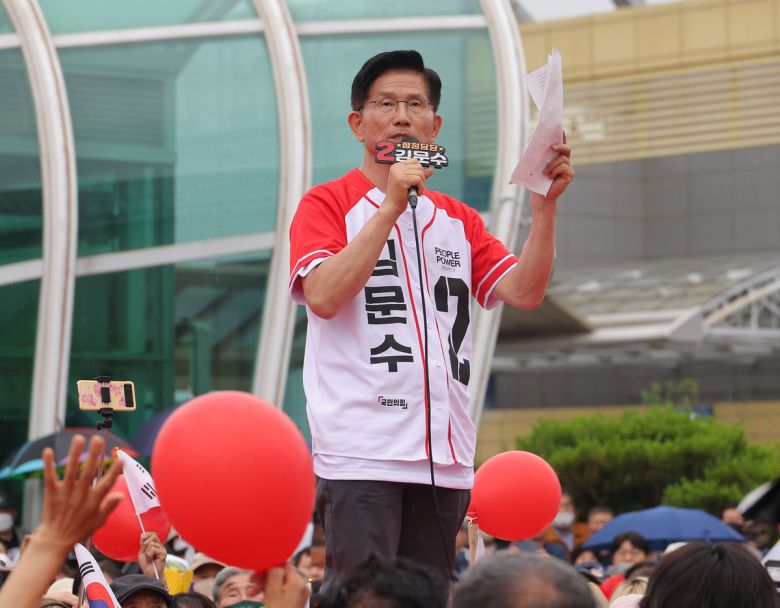 국민의힘 김문수 대선 후보가 제21대 대통령선거 선거일을 하루 앞둔 2일 동대구역 광장에서 지지를 호소하고 있다.    연합뉴스