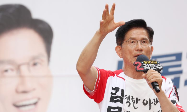 김문수 국민의힘 대선 후보가 지난 1일 서울 서대문구 신촌역 인근에서 열린 집중유세에서 지지호소를 하고 있다. 공동취재사진