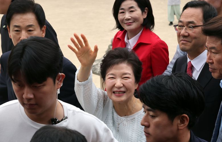 박근혜 전 대통령이 2일 부산 금정구 범어사를 방문, 불자들과 인사하고 있다. 뉴시스