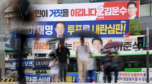 21대 대통령 선거를 하루 앞둔 2일 서울 영등포구 한 교차로에서 시민들이 대선 후보 현수막 앞을 지나고 있다. 뉴시스