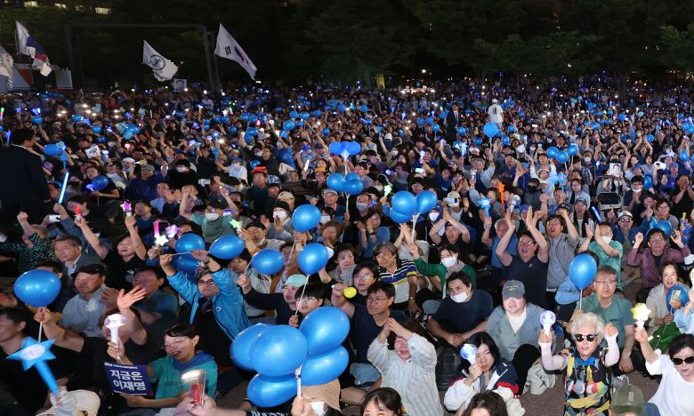 파란 물결 對 빨간 물결… 마지막 유세 더불어민주당 이재명 대선후보 지지자들이 2일 오후 서울 여의도공원 문화의마당에서 열린 이 후보의 마지막 유세에서 응원봉과 풍선을 흔들며 환호하고 있다. 허정호 선임기자